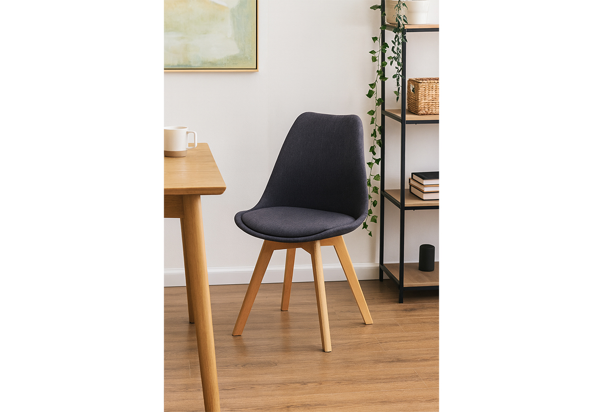 Απεικονίζεται η καρέκλα στο σαλόνι.